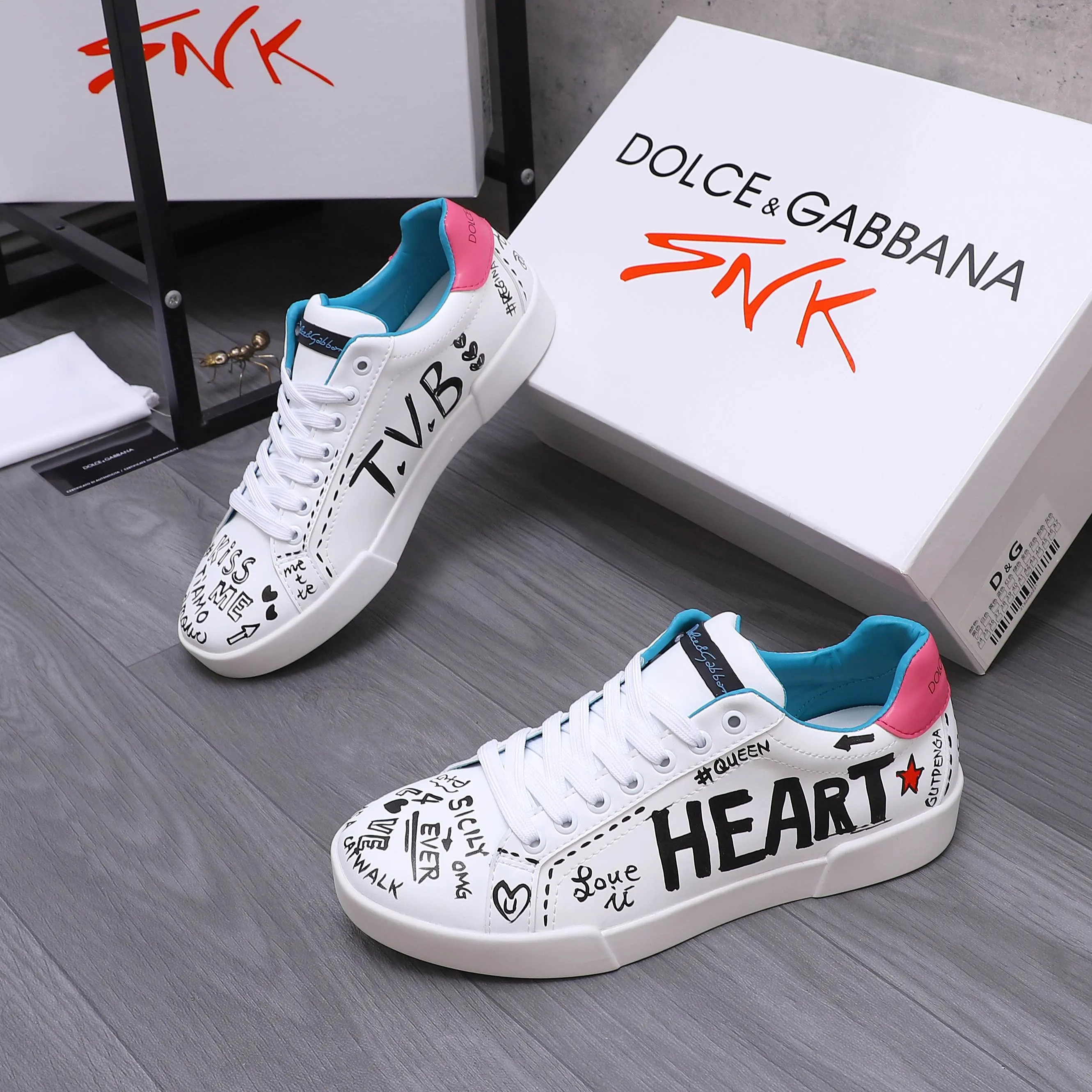 Men's shoes 💰480 Product trademark: DG (Dolce & Gabbana) couple's casual shoes Regular size: 35-46 (45.46 is custom-made and non-refundable) Product materials: Selected graffiti cowhide upper, leather lining, cowhide insole, original outsole